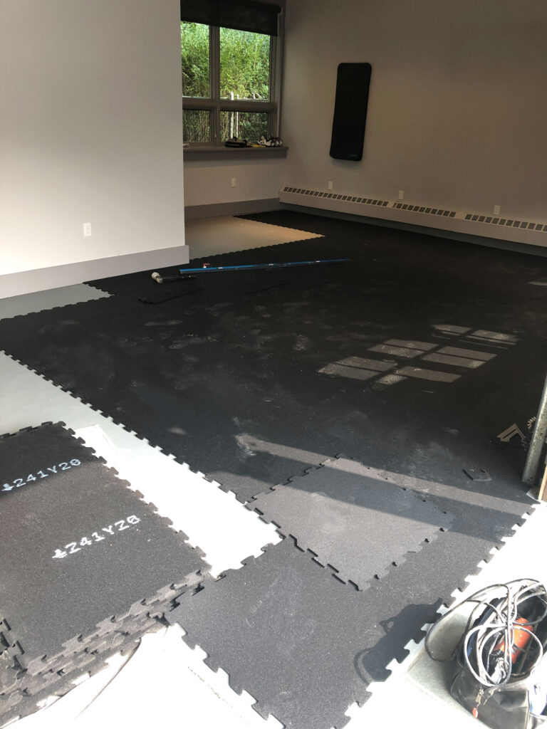 Rubber gym floor with interlocking tiles